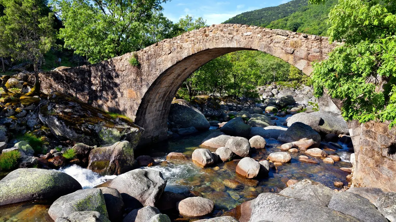Puente sobre el r&iacute;o que atraviesa Candeleda