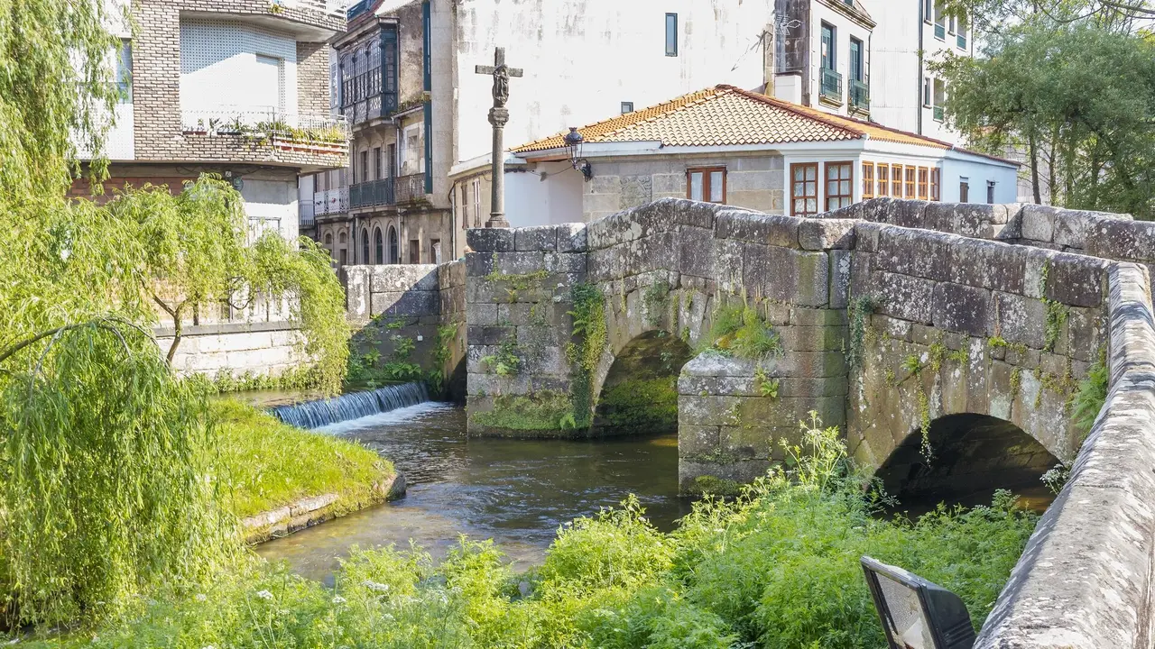 Puente sobre el r&iacute;o Berma&ntilde;a en Caldas de Reis