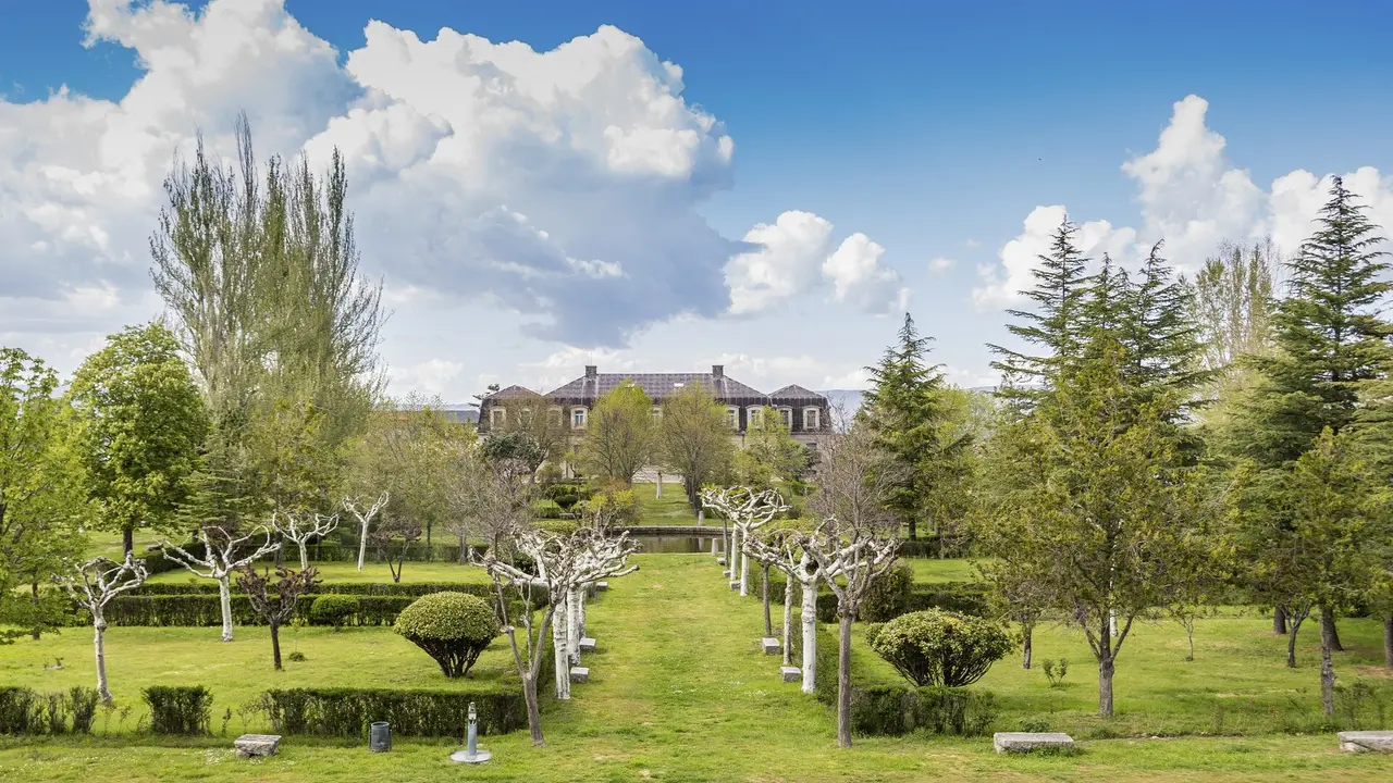 Jardines y Palacio de los Duques de Alba en Piedrah&iacute;ta