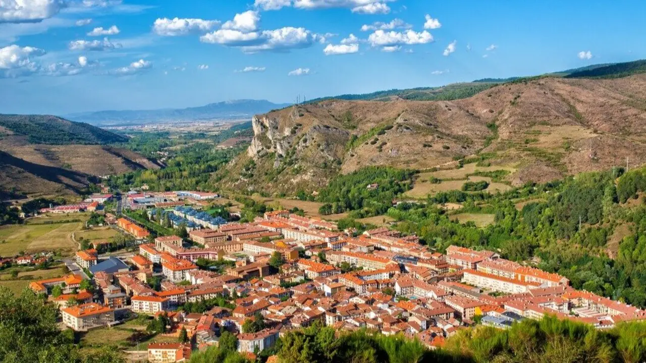 Vista a&eacute;rea de la villa de Ezcaray