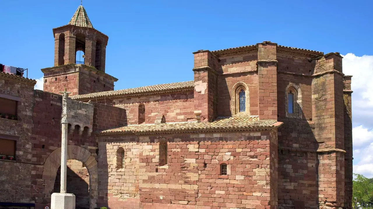 Vista lateral de la&nbsp;Iglesia de Santa Mar&iacute;a en Prades
