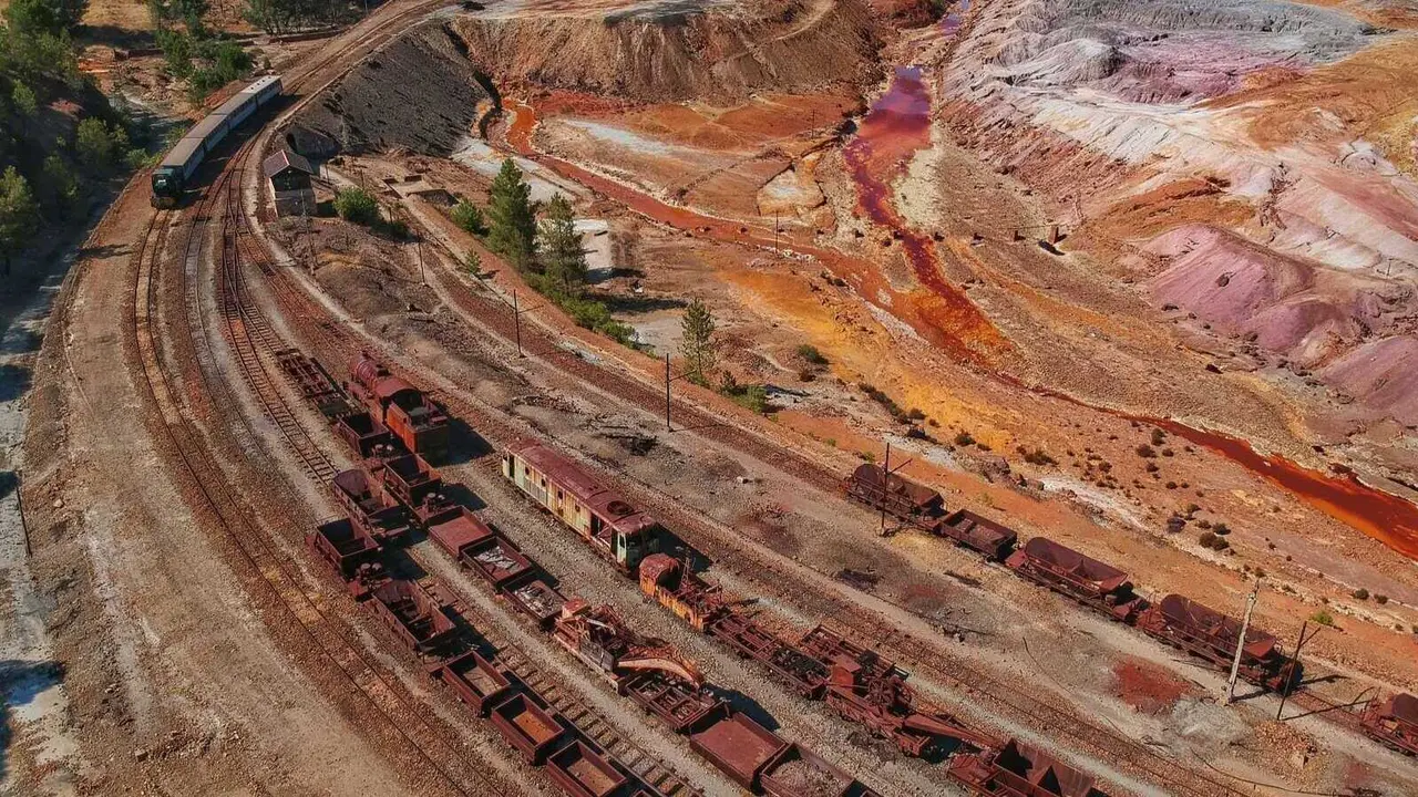 Trenes del complejo minero en desuso. | Shutterstock