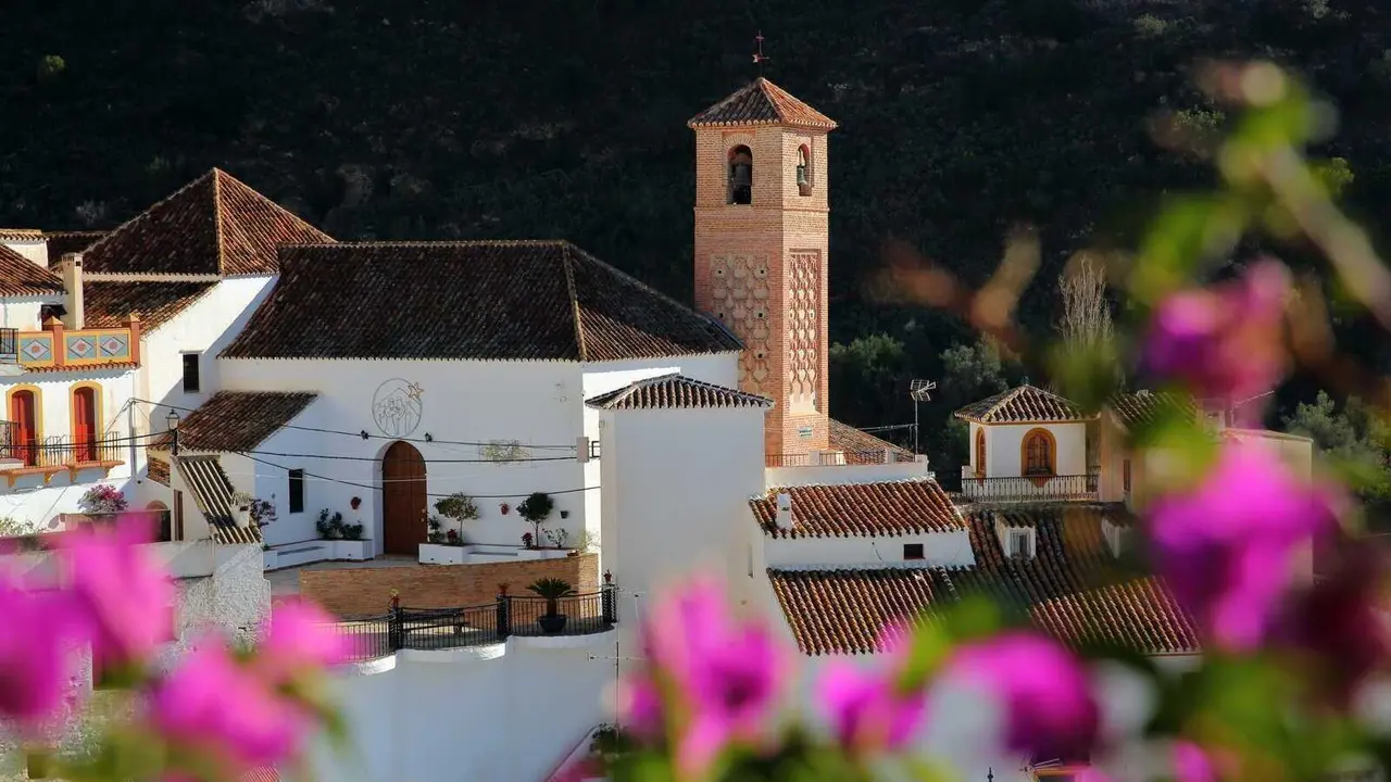 Salares y su alminar. | Dreamstime