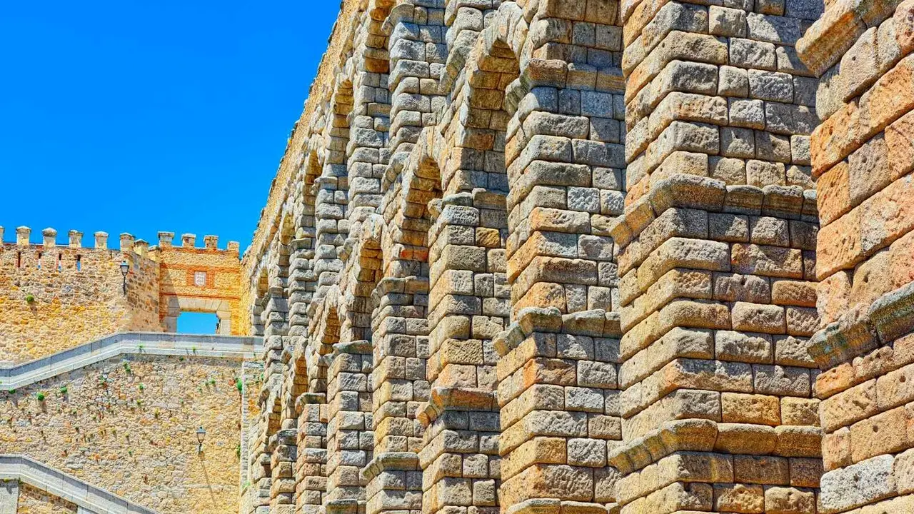 acueducto-de-segovia-o-mas-precisamente-el-puente-del-acueducto-es (1) (1)
