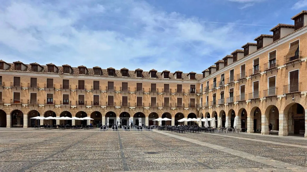 Plaza Mayor de Oca&ntilde;a. | Shutterstock