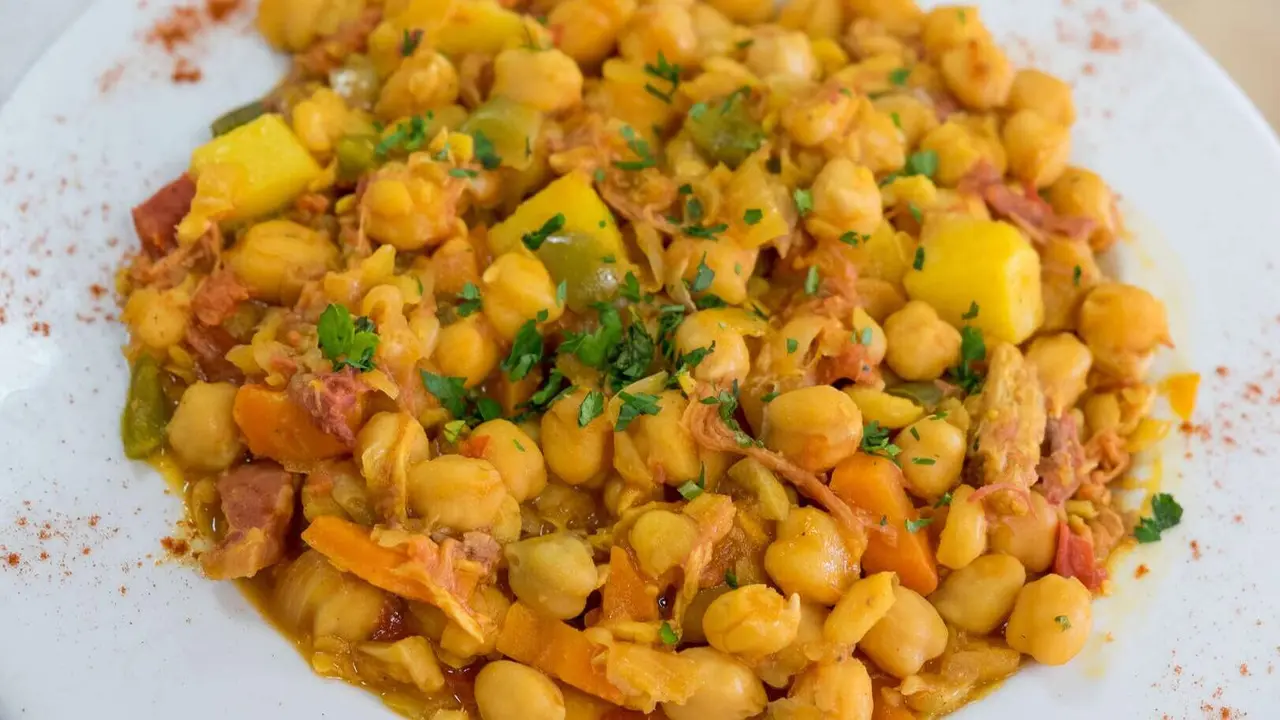 Un plato de ropa vieja canaria. | Shutterstock