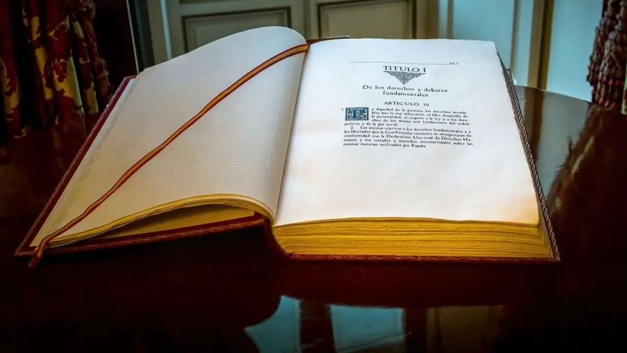 Ejemplar de la Constituci&oacute;n espa&ntilde;ola de 1978.