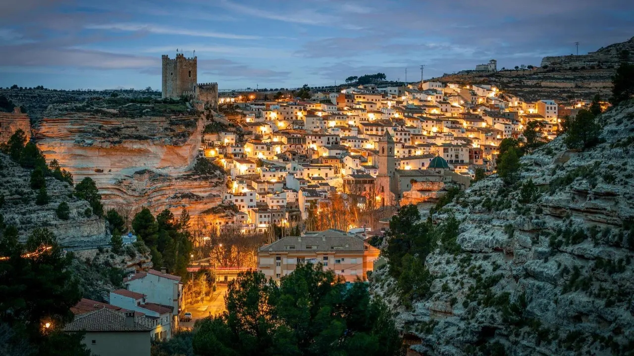 Vista panor&aacute;mica de Alcal&aacute; del J&uacute;car. | Shutterstock