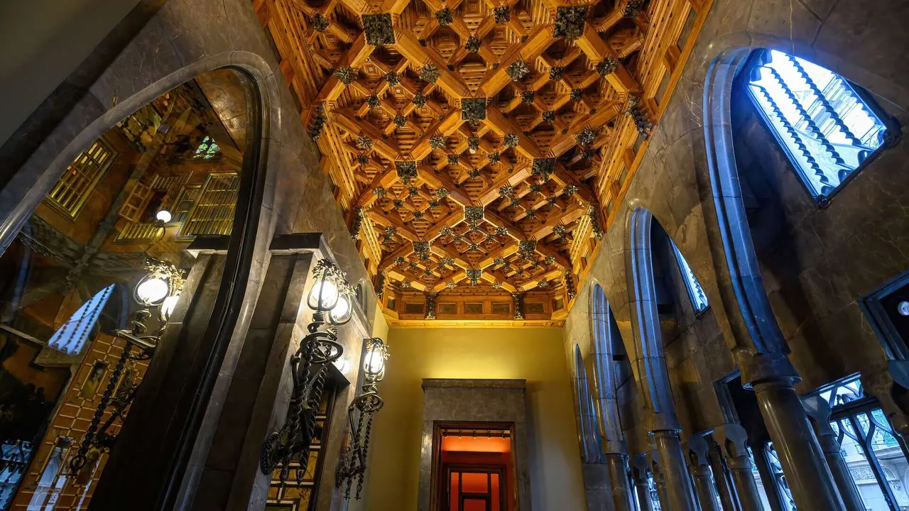 Interior del edificio dise&ntilde;ado por Gaud&iacute;