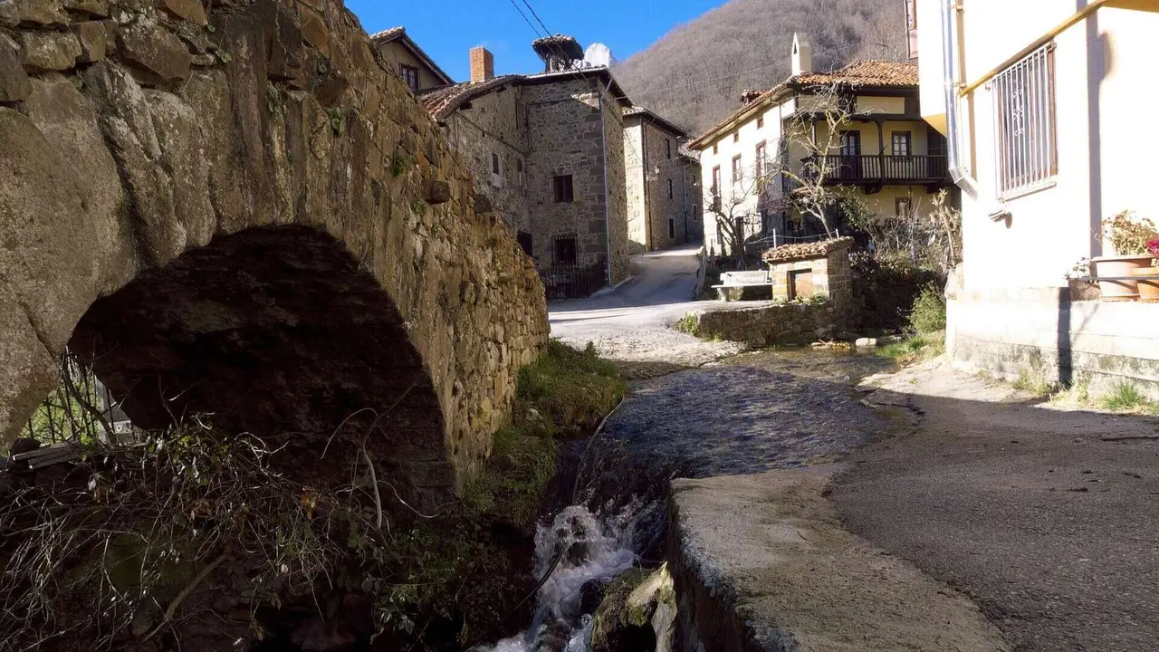 Puente sobre el r&iacute;o Nevandi en Espinama.