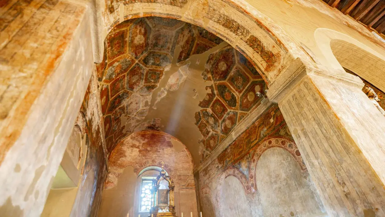 La asombrosa decoraci&oacute;n de San Juli&aacute;n de los Prados. | Dreamstime