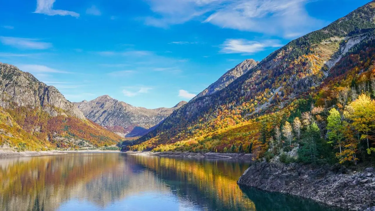 El Embalse de Baserca est&aacute; rodeado de naturaleza vibrante. | Shutterstock