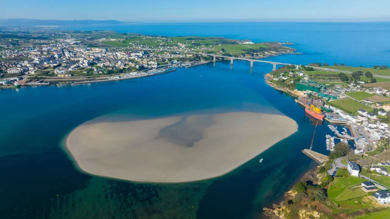 R&iacute;a del Eo con Figueras en la margen asturiana. | Shutterstock