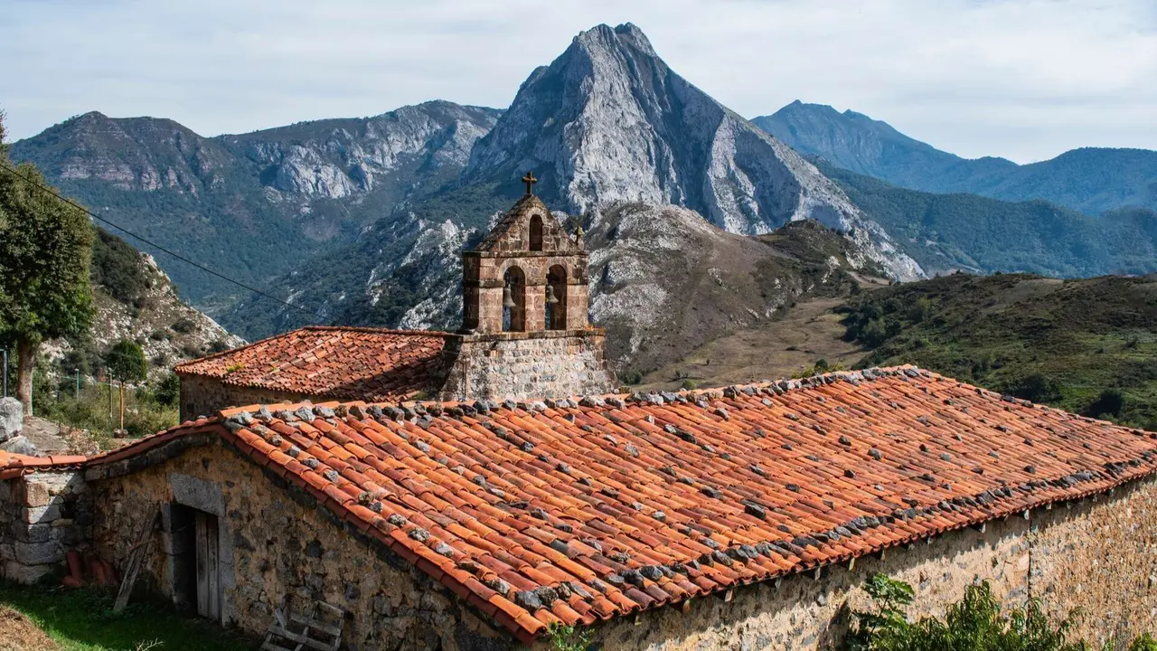 Iglesia de Nuestra Se&ntilde;ora de la Batalla Naval en Pendes. | Shutterstock