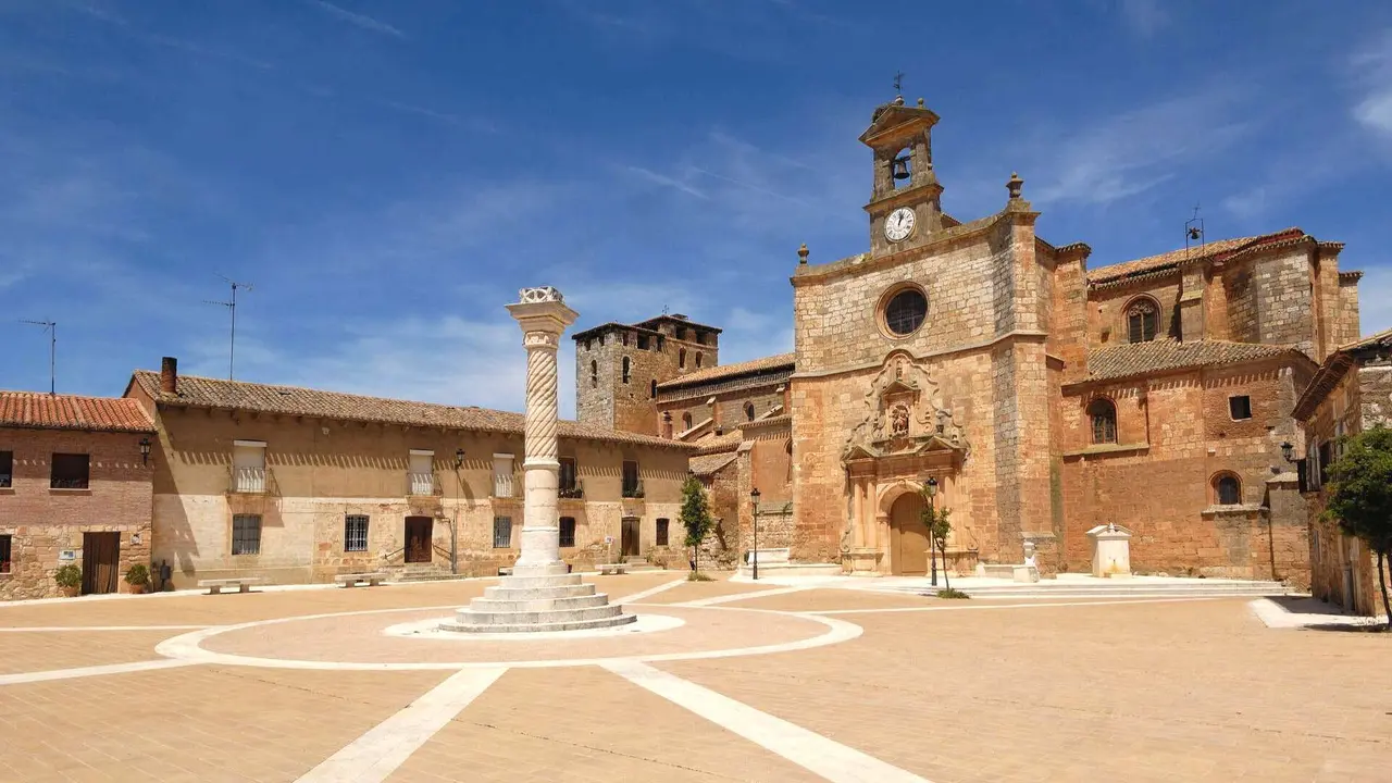 La Plaza Mayor de Mahamud, con su iglesia y su rollo. | Shutterstock