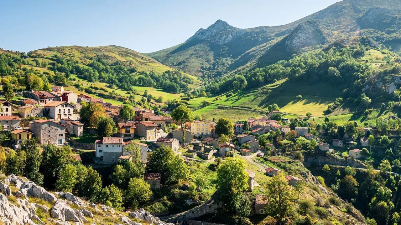 El pueblo m&aacute;s bonito de los Picos de Europa. | Shutterstock