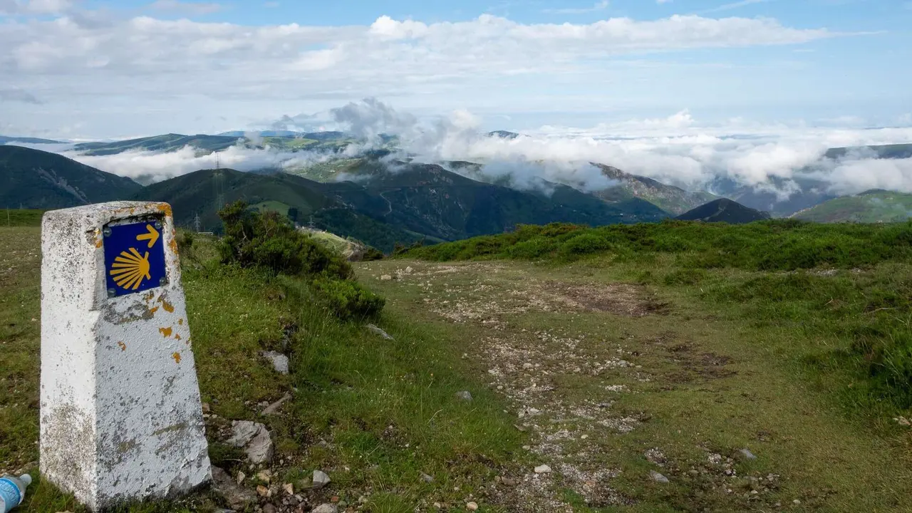 Hito del Camino de Santiago. shutterstock_2627479569
