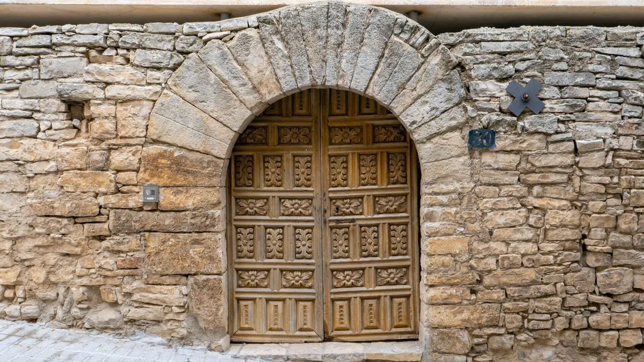 Vieja puerta de madera en una casa medieval en Pujalt. | Shutterstock