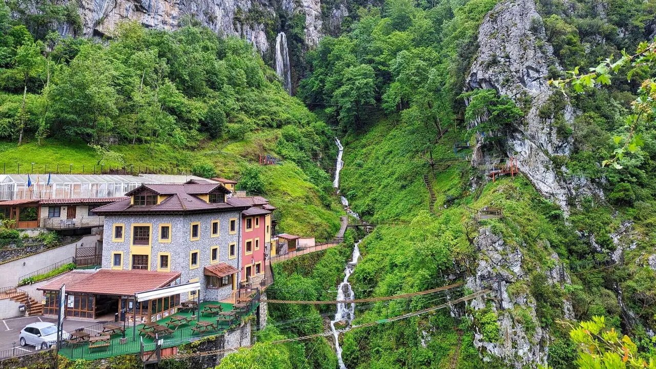 Puente Vidosa y Cascada del Aguasaliu, Asturias. | Dreamstime