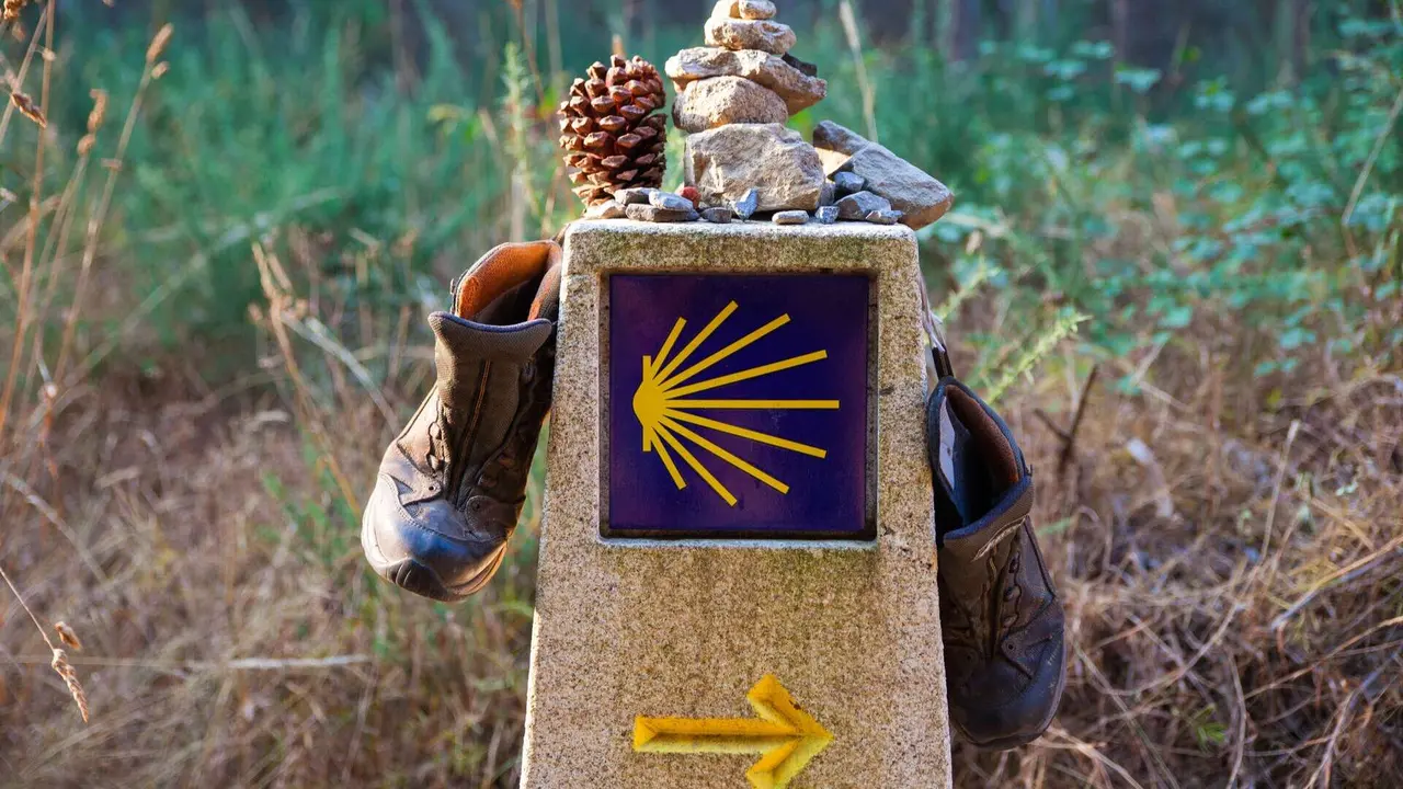Botas, piedras y amuletos sobre el s&iacute;mbolo del Camino de Santiago. | Shutterstock