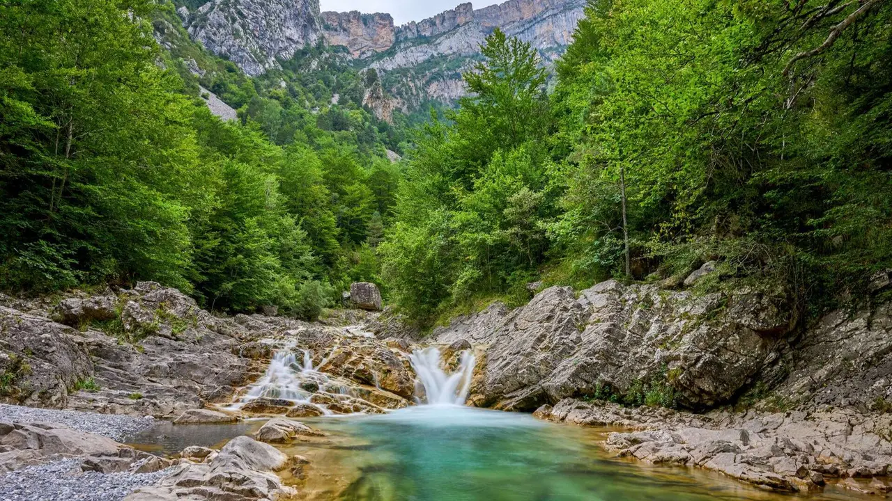 Cascada en el Ca&ntilde;&oacute;n de A&ntilde;isclo. | Dreamstime