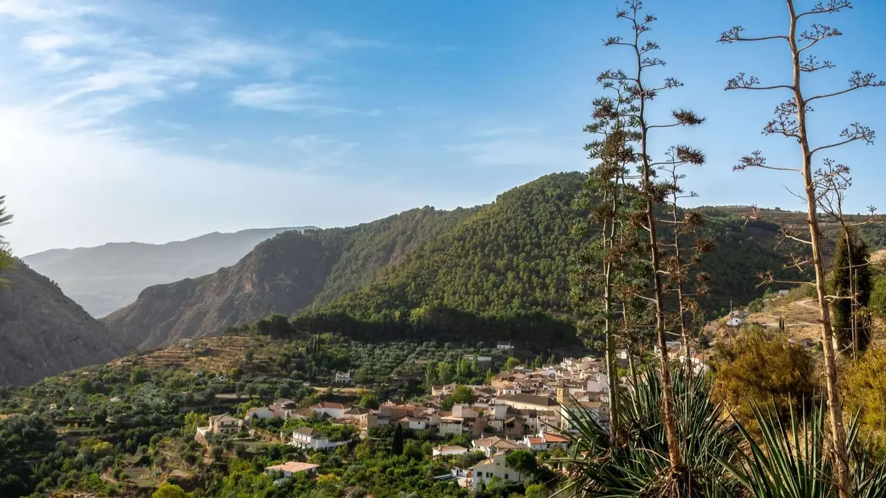 Vistas de la ciudad de C&oacute;nchar entre las monta&ntilde;as del Valle de Lecr&iacute;n. | Shutterstock