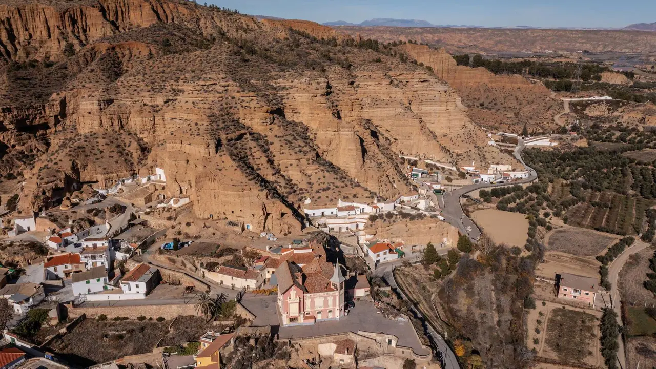 Vista a&eacute;rea del pueblo y las C&aacute;rcavas de Marchal. | Dreamstime