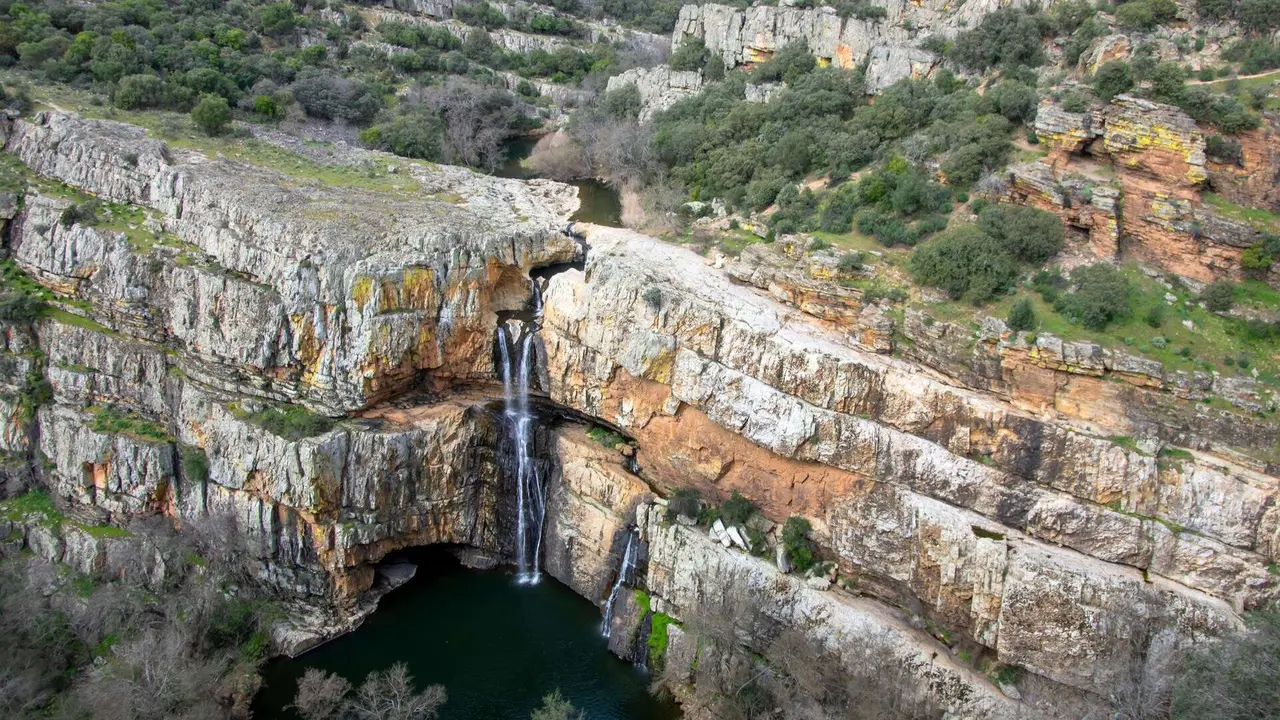 Vista panor&aacute;mica de la Cascada de la Cimbarra en Sierra Morena. | Shutterstock
