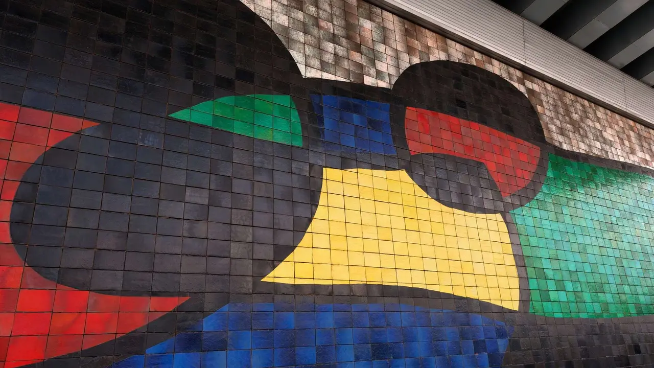 Parte del mural de Mir&oacute; en el aeropuerto de Barcelona. | Dreamstime