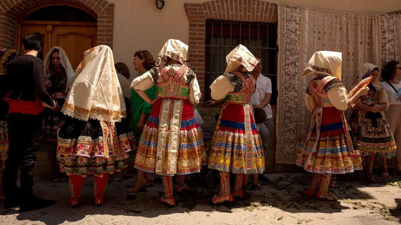 Traje tradicional en Lagartera, Toledo, durante el Corpus Cristi. | Shutterstock