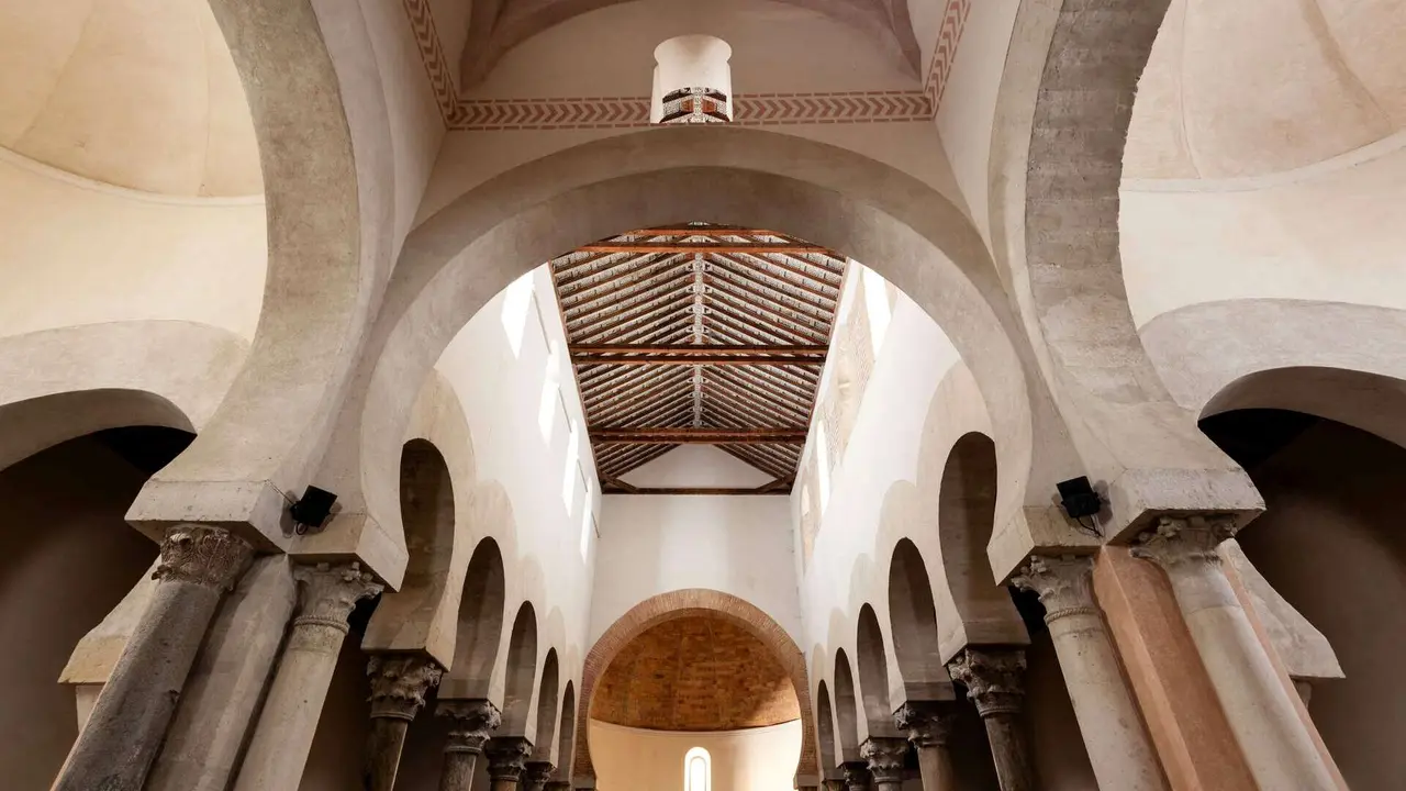 Detalles moz&aacute;rabes en el interior de la Iglesia de San Cebri&aacute;n de Mazote, Valladolid. | Dreamstime