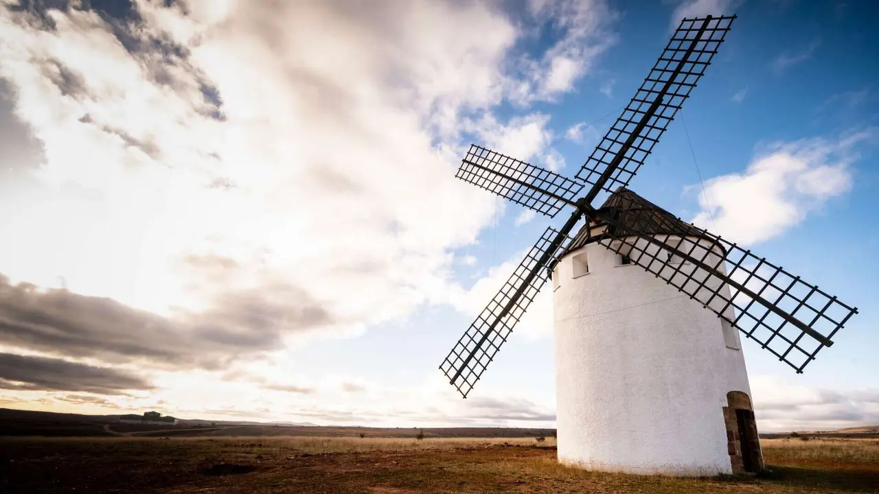 El gran molino de viento de Malanquilla, Zaragoza. | Shutterstock