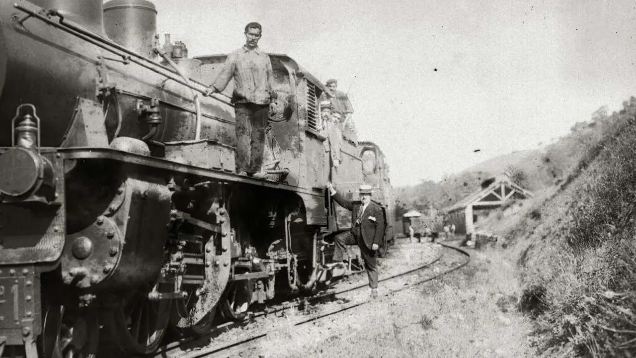 Personas subidas en la locomotora en Guip&uacute;zcoa. | Wikimedia
