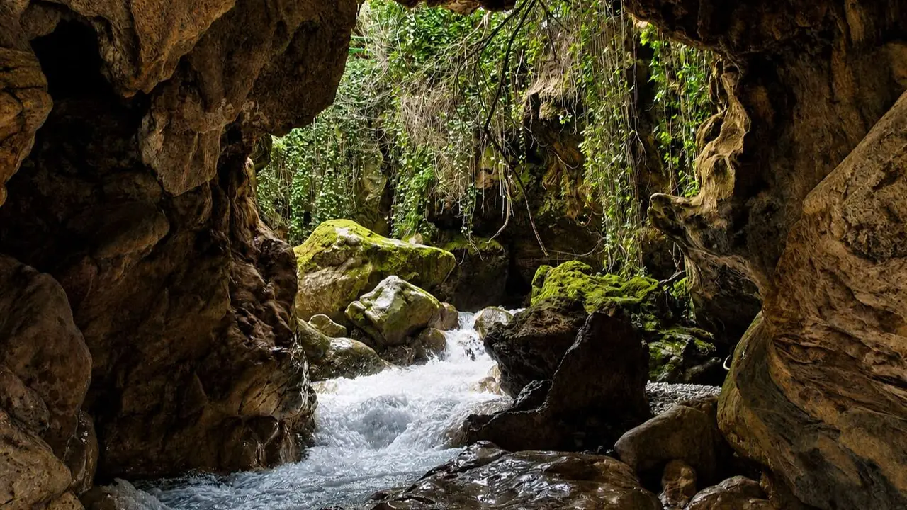 Cueva del Agua del r&iacute;o Cuadros. | Veiticuatro de Jah&eacute;n, Wikimedia