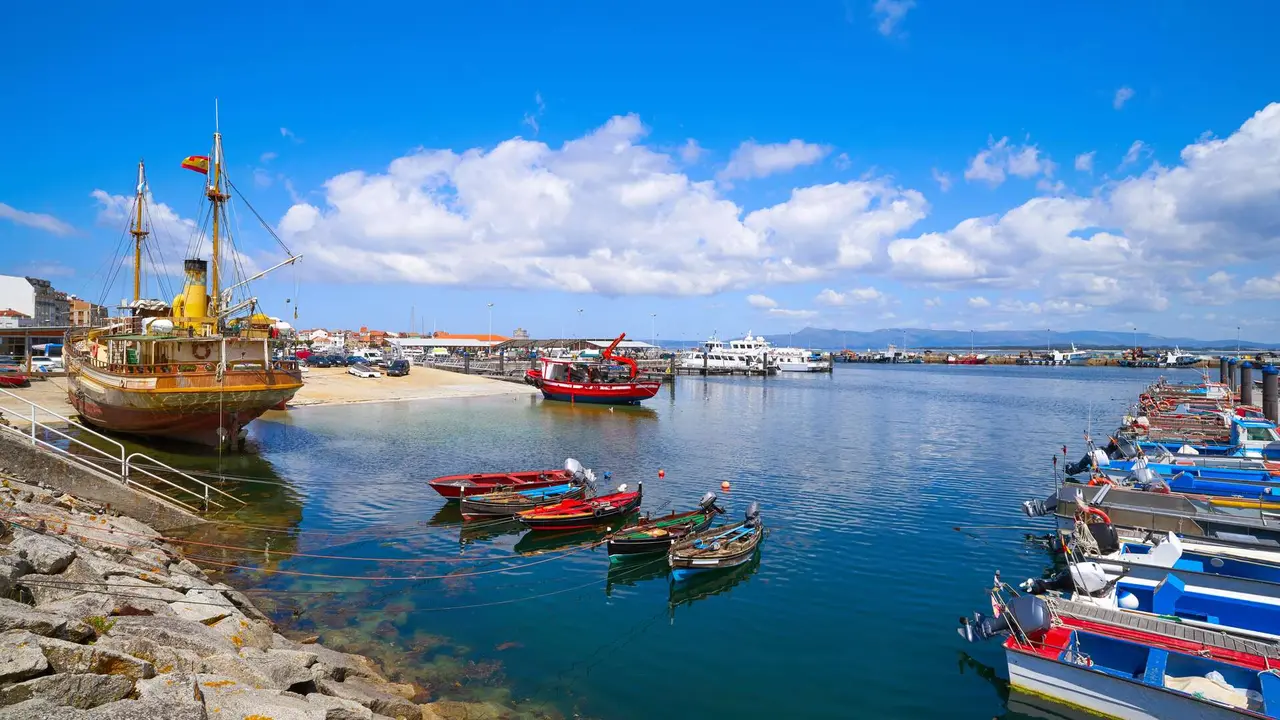Barcos de pesca en el puerto de O Grove. | Shutterstock
