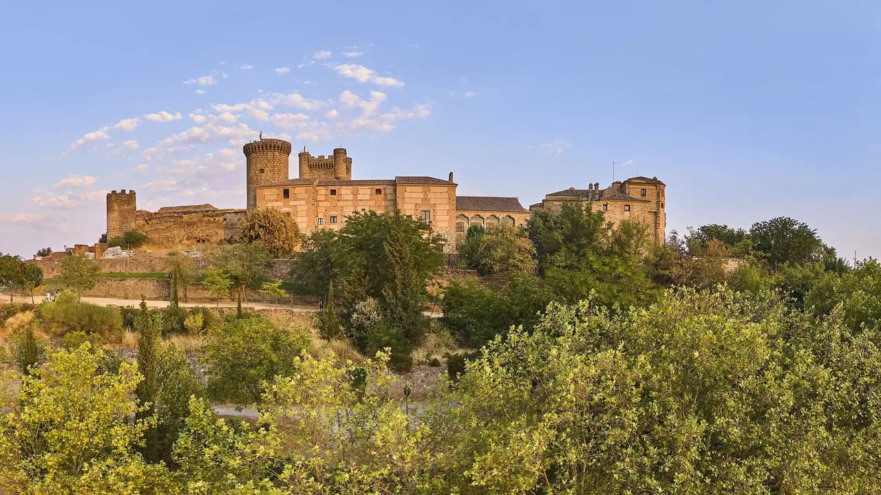 El castillo y el palacio de los condes de Oropesa dominan el paisaje del oeste de Toledo. | Shutterstock