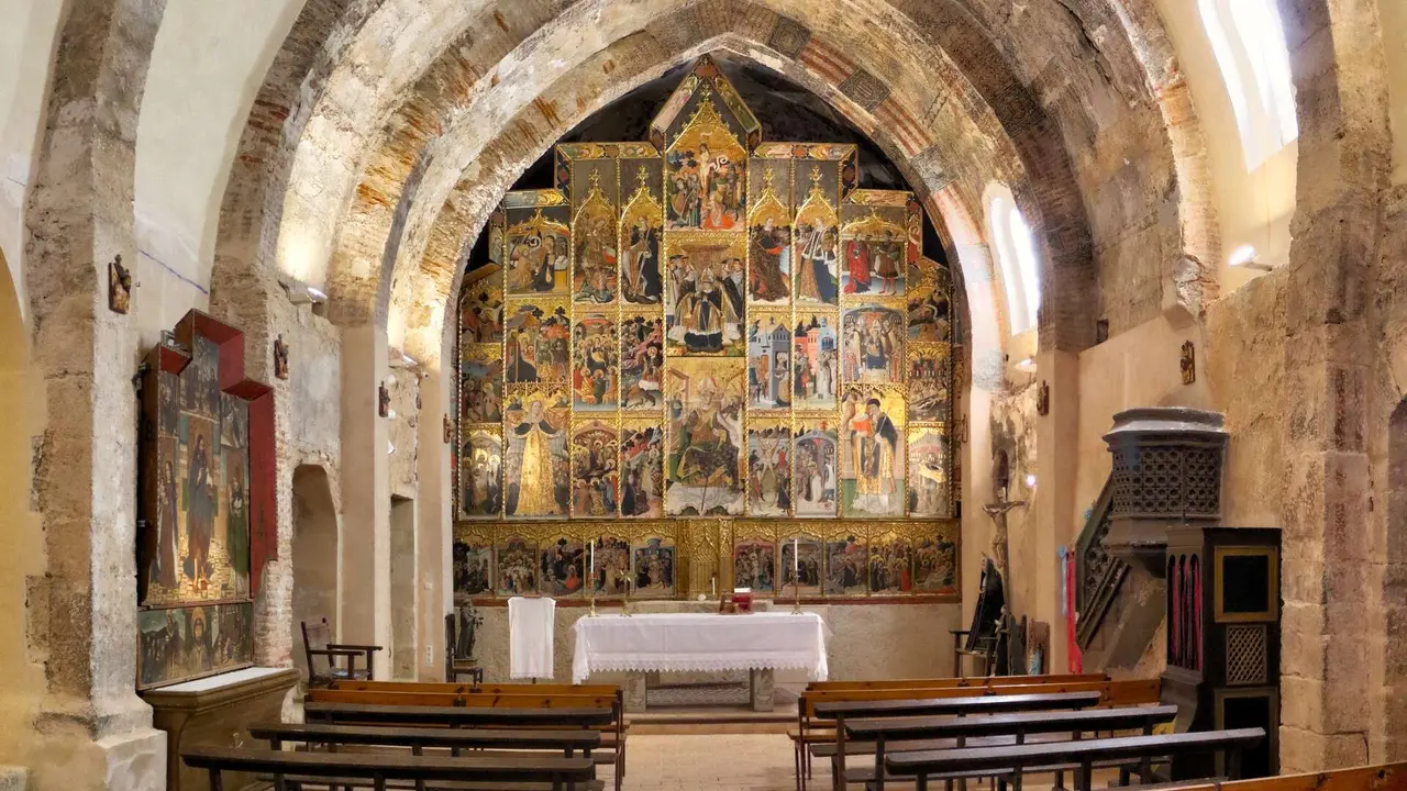 Retablo g&oacute;tico en la Iglesia de San Blas. | Shutterstock