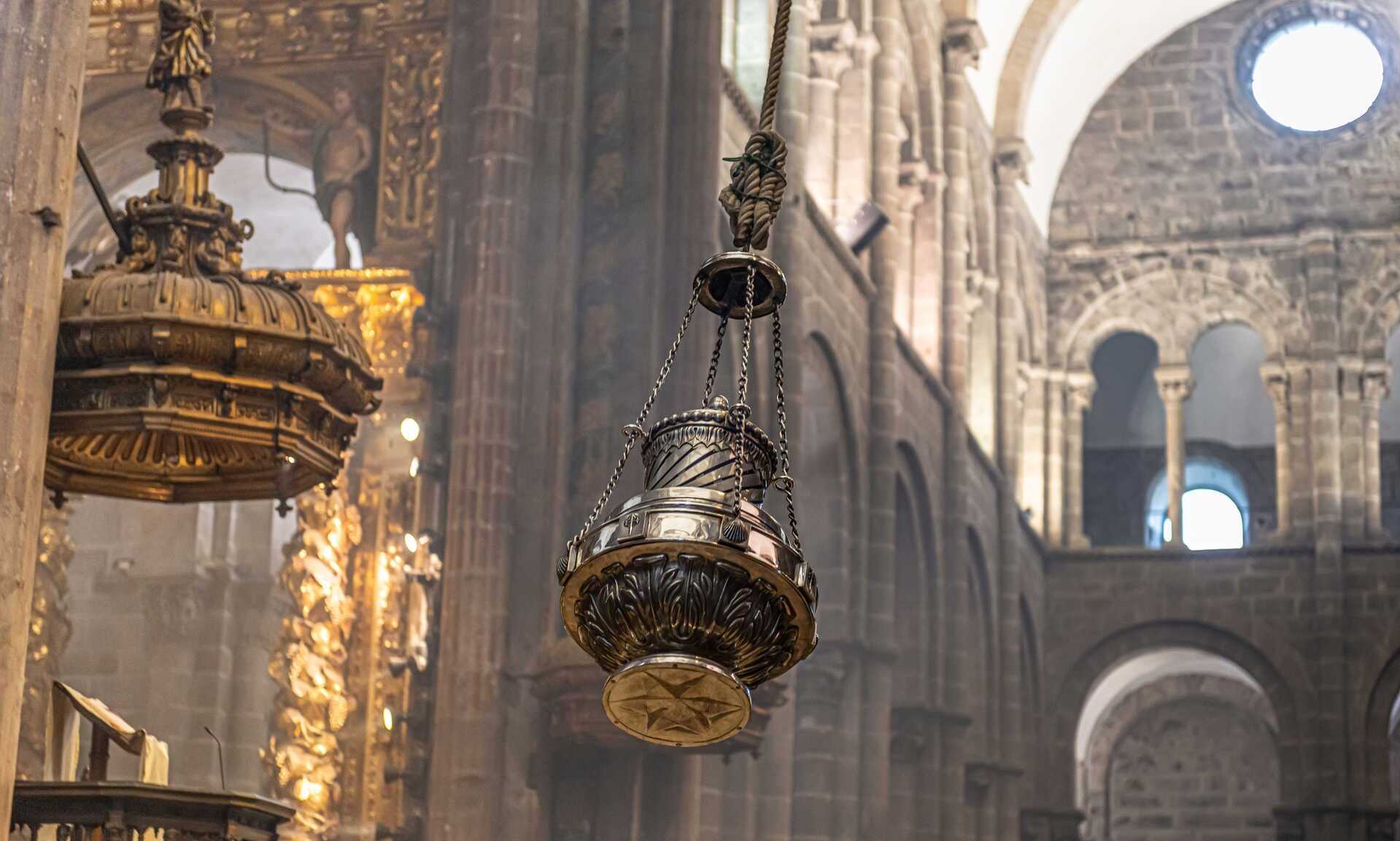 Butafumeiro en el interior de la catedral. dreamstime_l_179343318