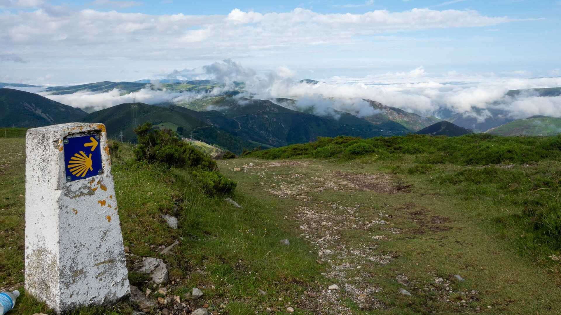 Hito del Camino de Santiago. shutterstock_2627479569