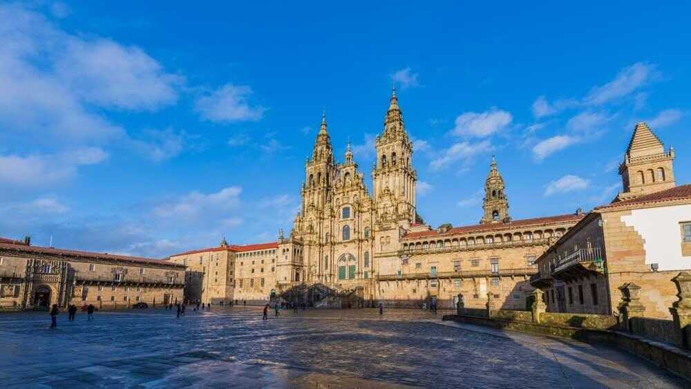 Plaza del Obradoiro y Catedral de Santiago. shutterstock_2459958625