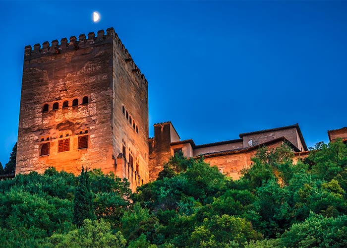Vista de una de las torres de la Alhambra desde la Calle del Darro