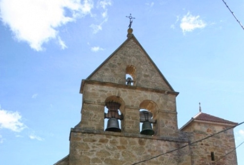 Espadaña de la Parroquia de nuestra Señora de la Asunción en Camarzana de Tera