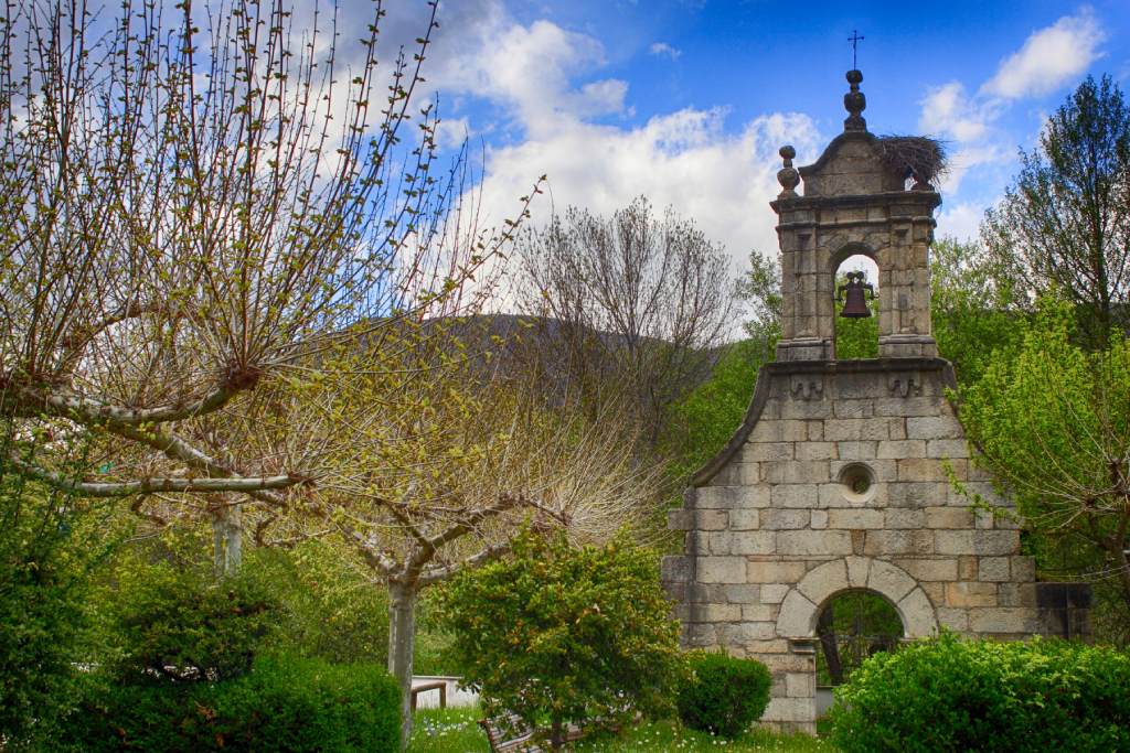Portada de la iglesia de Ribadelago Viejo en Ribadelago Nuevo, Galende