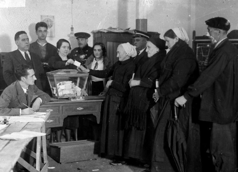 Mujeres votan el Estatuto Vasco durante la II República