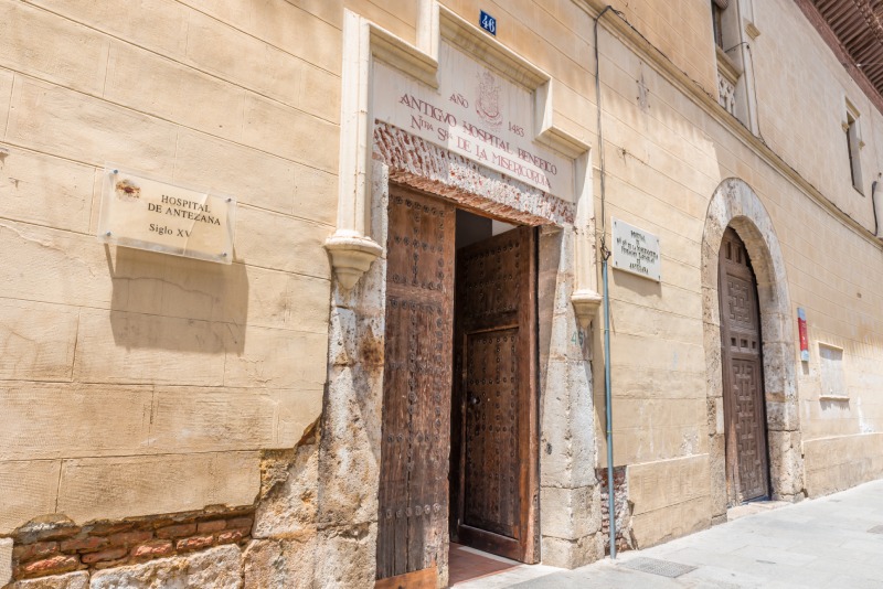 Fachada neoclásica del hospital de Antezana