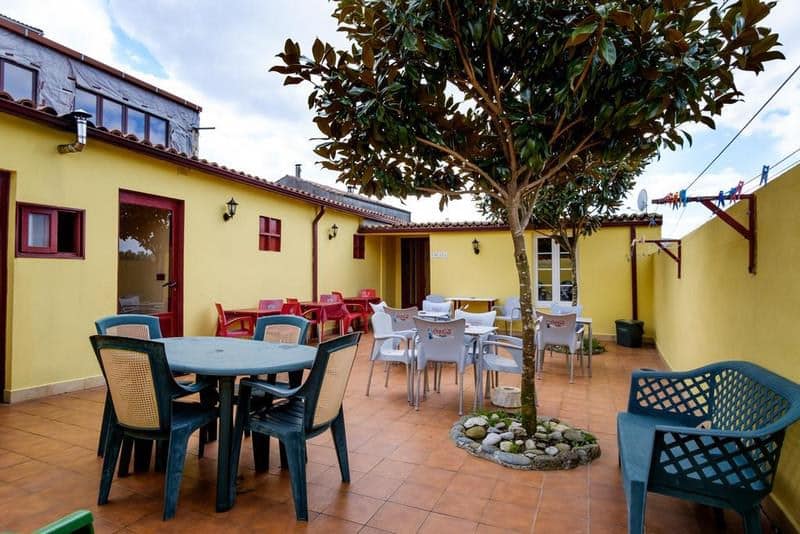 Terraza del albergue Vía Láctea en Arzúa