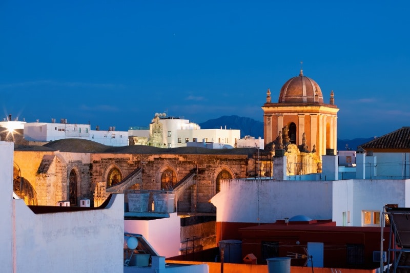 Imagen nocturna de Tarifa, uno de los Pueblos más antiguos de España