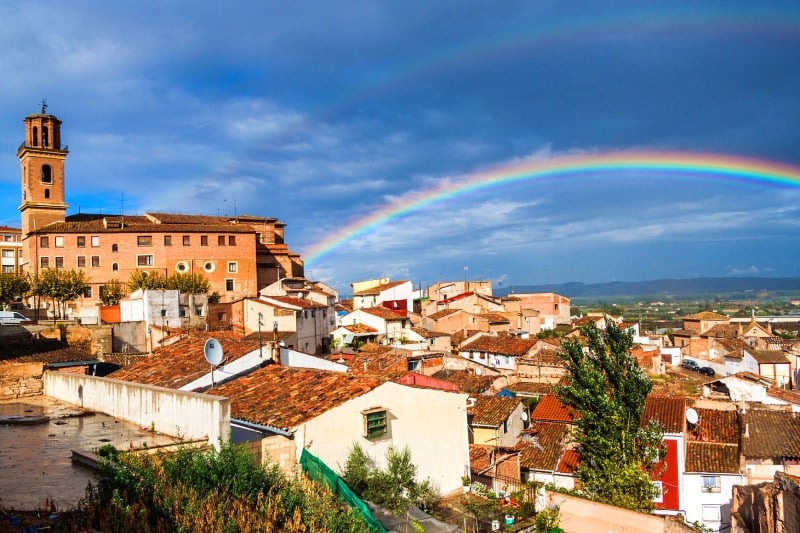 Vista con arcoiris de Calahorra, uno de los pueblos más antiguos de España