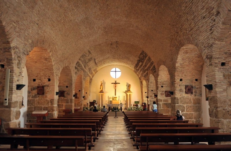 Interior de la iglesia de Nuestra Señora del Carmen en Zahara de los Atunes