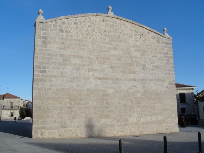 Frontón en la plaza mayor de Montemayor de Pililla